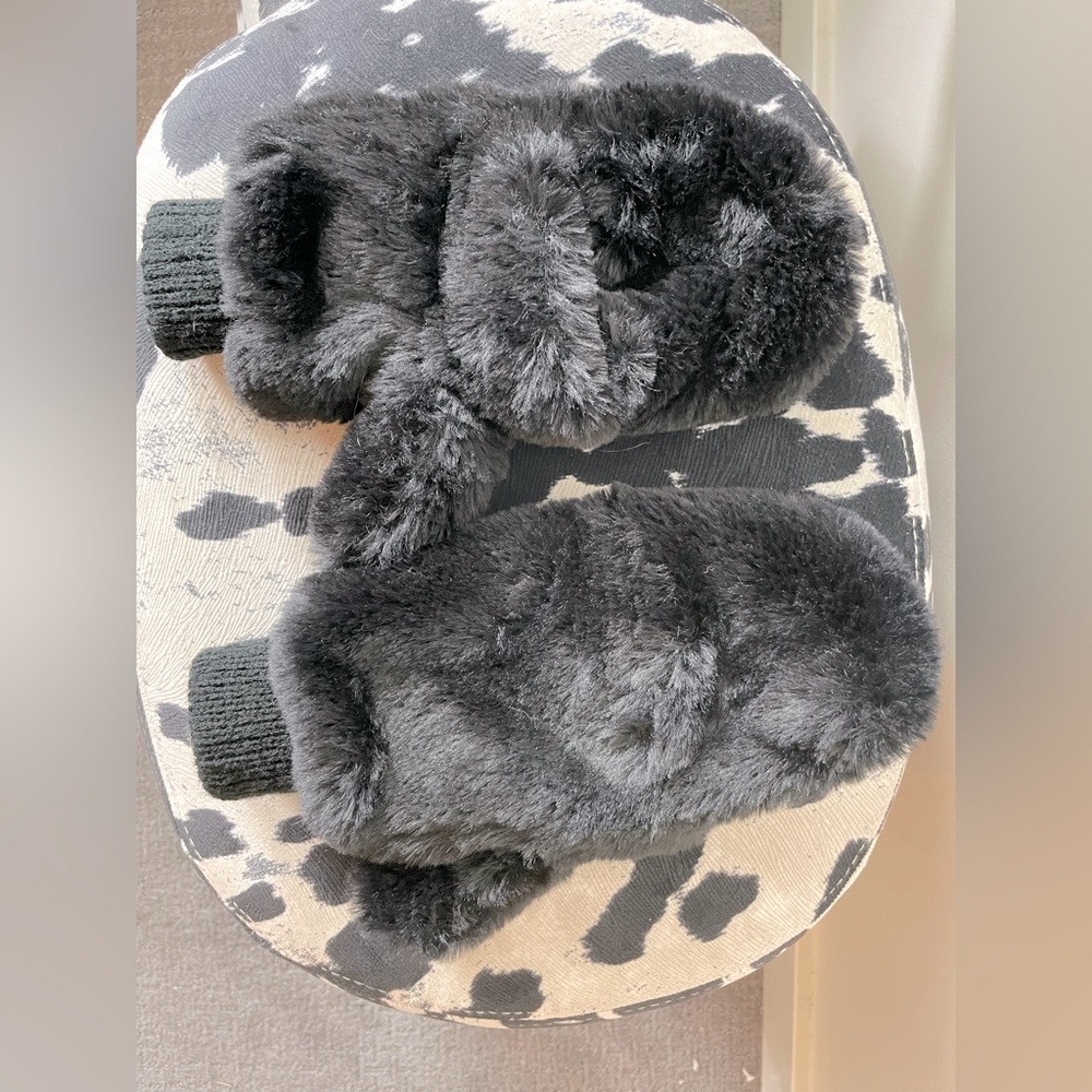 💰$5 OFF- Faux Fur Infinity scarf and mittens with finger access